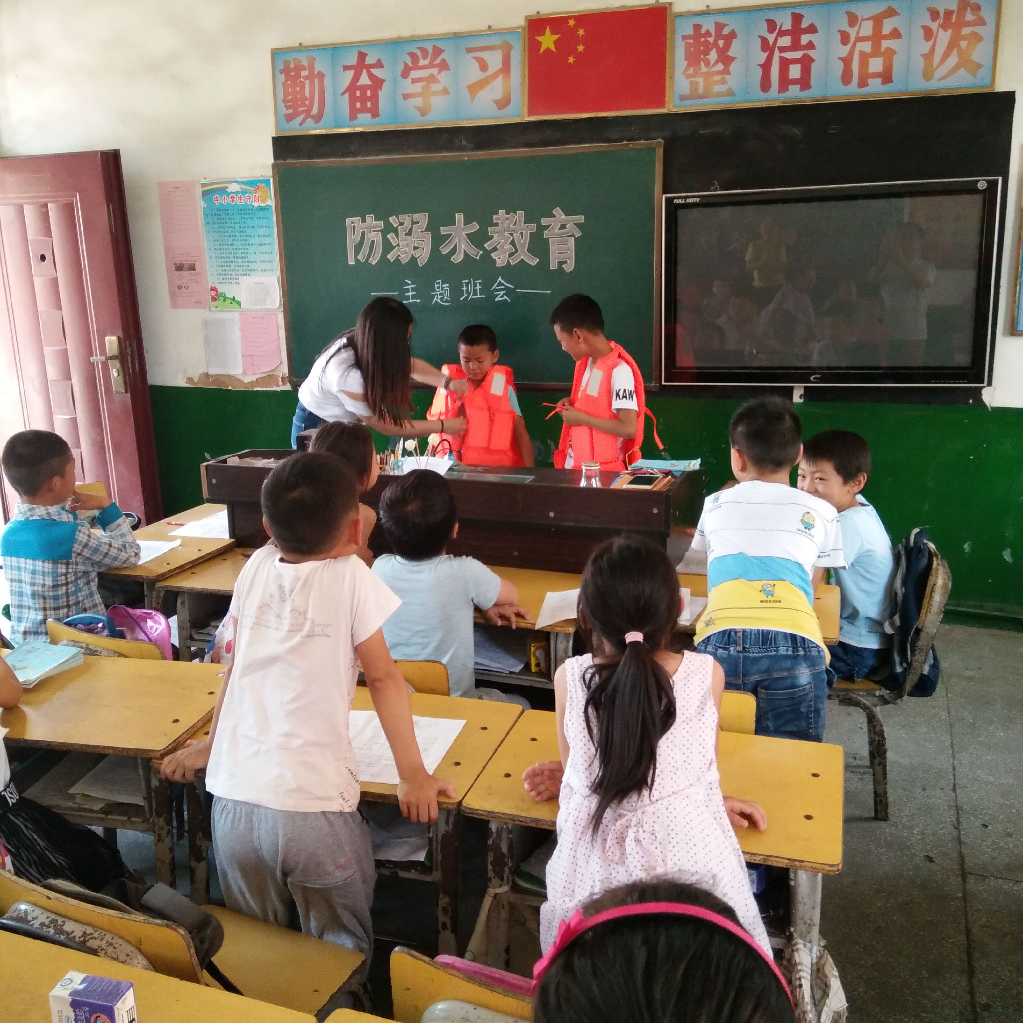 班主任教孩子们怎么使用救生衣